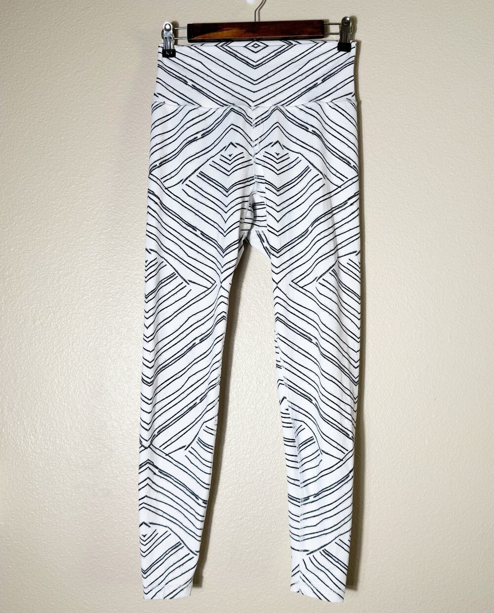 buffbunny | black & white striped athletic women's ankle leggings sz M